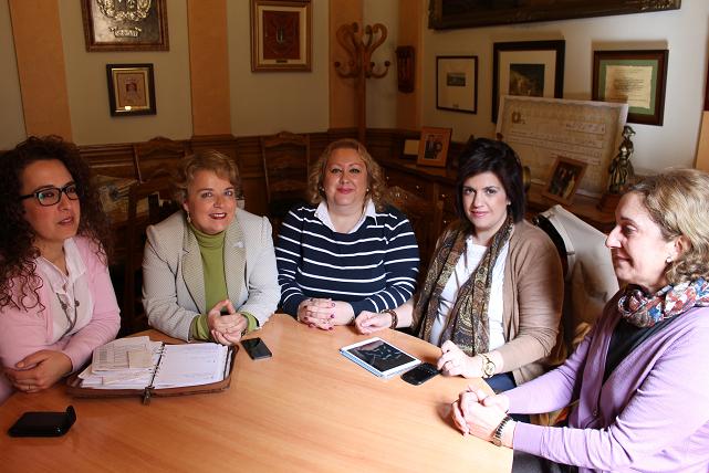 LA COORDINADORA DEL INSTITUTO ANDALUZ DE LA MUJER EN JAÉN, BEATRIZ MARTÍN, VISITA BAILÉN