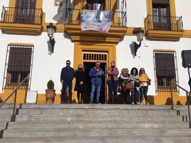 CONCENTRACIÓN CONTRA LA VIOLENCIA DE GÉNERO EN BAILÉN. “UNA PUERTA VIOLETA” QUE GRITABA BASTA YA