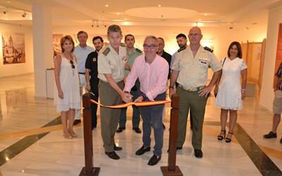 EL ALCALDE Y EL SUBDELEGADO DE DEFENSA INAUGURAN LA EXPOSICIÓN SOBRE BLAS DE LEZO