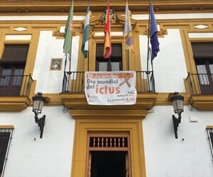 EL AYUNTAMIENTO SE SUMA AL DÍA MUNDIAL DEL ICTUS, CON UNA PANCARTA EN LA FACHADA PRINCIPAL