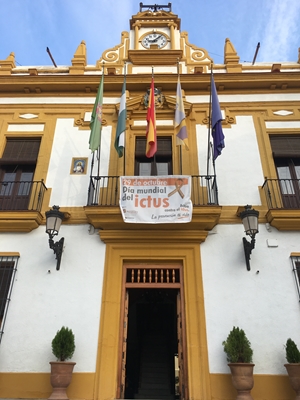 EL AYUNTAMIENTO SE SUMA AL DÍA MUNDIAL DEL ICTUS, CON UNA PANCARTA EN LA FACHADA PRINCIPAL