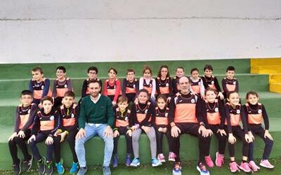 LOS DEPORTISTAS DE LA ESCUELA MUNICIPAL DE ATLETISMO RECIBEN SUS NUEVAS EQUIPACIONES