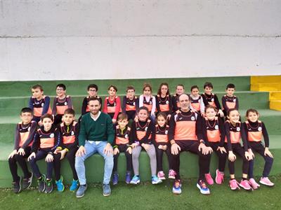 LOS DEPORTISTAS DE LA ESCUELA MUNICIPAL DE ATLETISMO RECIBEN SUS NUEVAS EQUIPACIONES