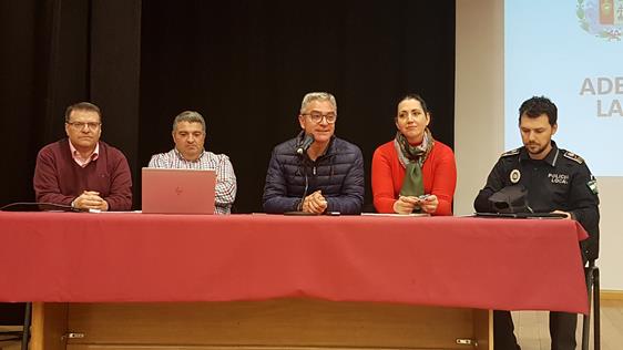 REUNIÓN INFORMATIVA CON LOS VECINOS DE LA CALLE ANDÚJAR ANTES DE INICIAR LAS OBRAS EN ESTA VÍA