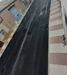 EL AYUNTAMIENTO ASFALTA DIFERENTES CALLES DE LA LOCALIDAD