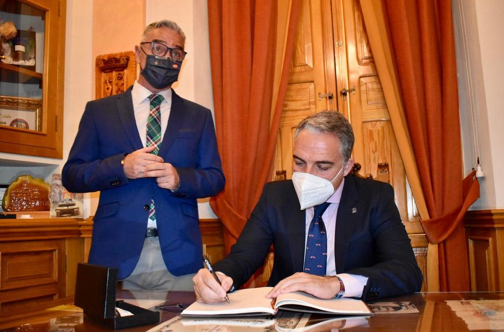 Visita institucional del Consejero de Presidencia, Elías Bendodo, al Ayuntamiento de Bailén