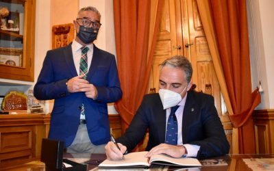 Visita institucional del Consejero de Presidencia, Elías Bendodo, al Ayuntamiento de Bailén