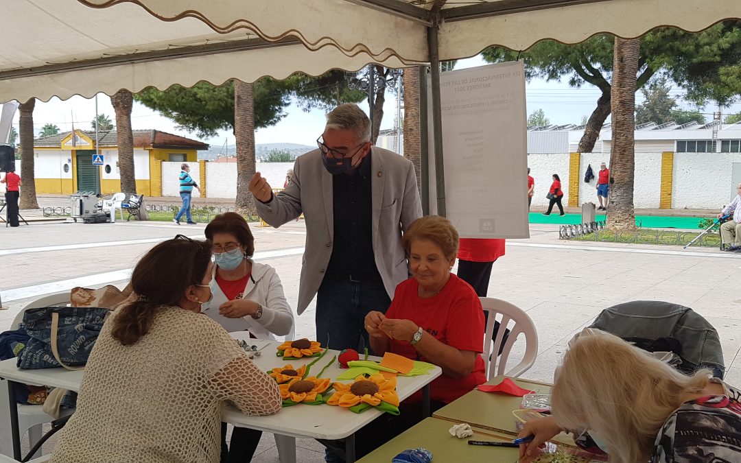 Talleres en el Paseo de Las Palmeras para conmemorar el Día de los Mayores