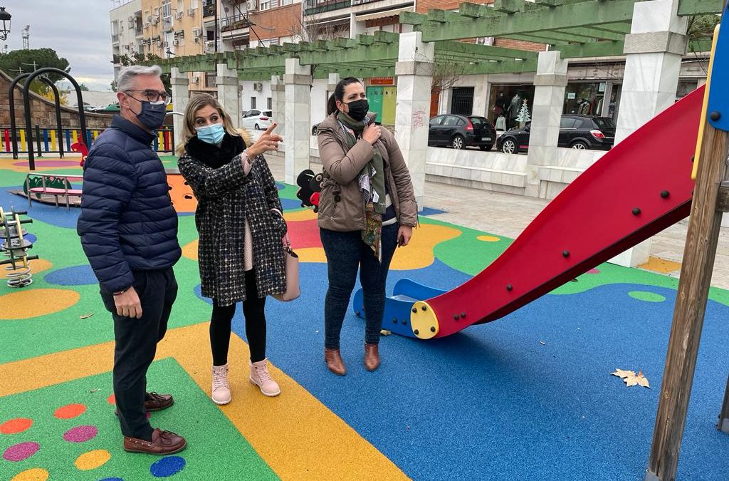 Concluye la sustitución del pavimento de la zona infantil del Paseo de Las Palmeras