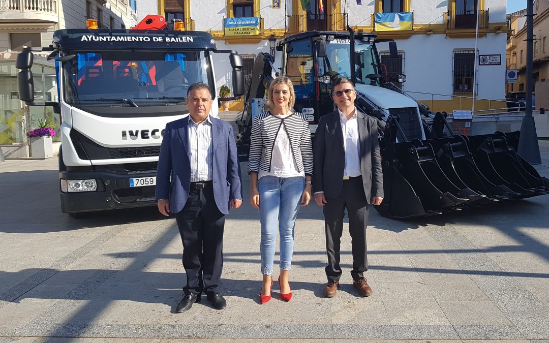 El Ayuntamiento incorpora un camión y una retrocargadora al Parque Móvil Municipal