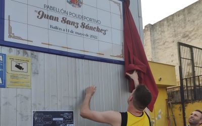 Descubrimiento de placa en honor a Juan Sanz Sánchez en la pista polideportiva que lleva su nombre