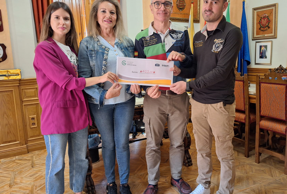 El Alcalde de Bailén entrega la recaudación de fondos de la Marcha por la Salud a la AECC