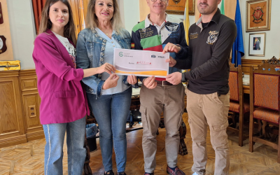 El Alcalde de Bailén entrega la recaudación de fondos de la Marcha por la Salud a la AECC