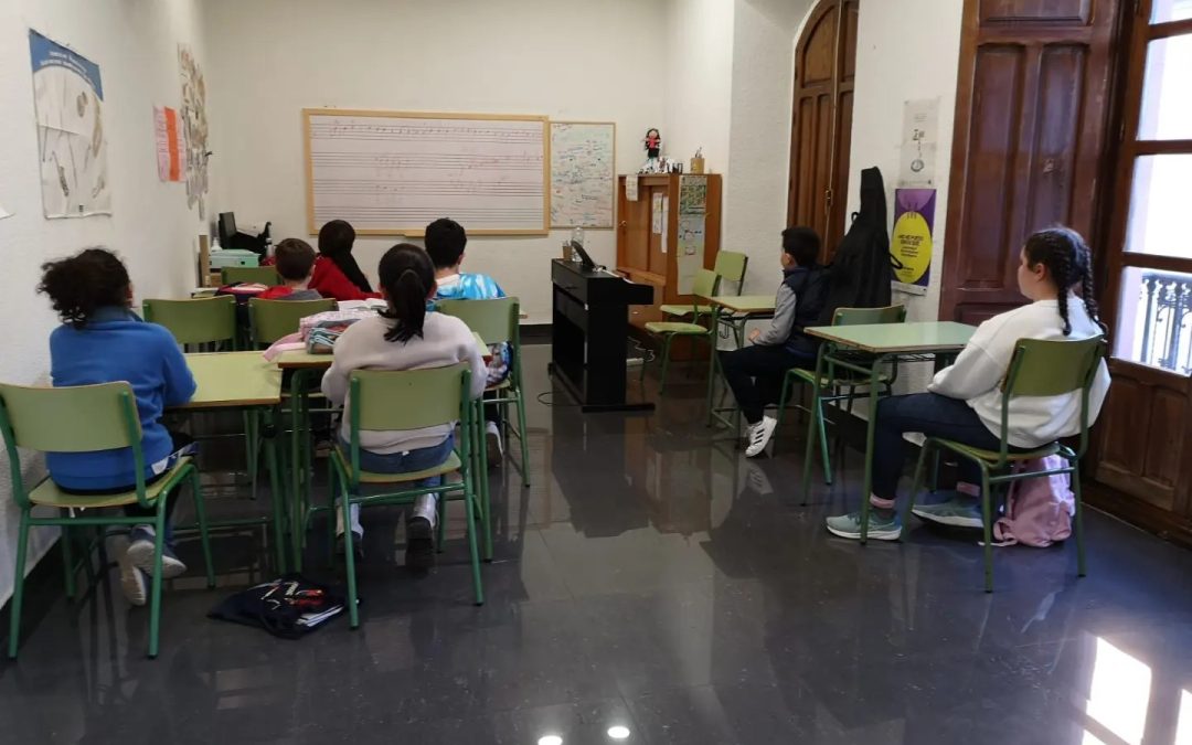 La Escuela Municipal de  Música oferta clases de guitarra y cajón flamenco