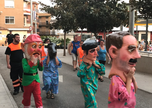 Bando informativo para participar en el desfile de Cabezudos en las Fiestas Conmemorativas