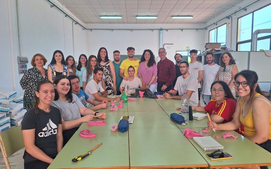 La delegada de Empleo inaugura los programas asociados a los certificados de profesionalidad de Atención Sociosanitaria y Alfarería