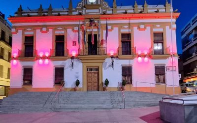 La fachada del Ayuntamiento se tiñe de rosa para sumarse a la lucha contra el cáncer de mama