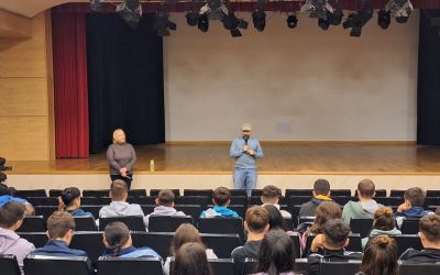 Alumnos de cuarto de la Eso de los centros educativos participan en un Cine Fórum con motivo del 25-N