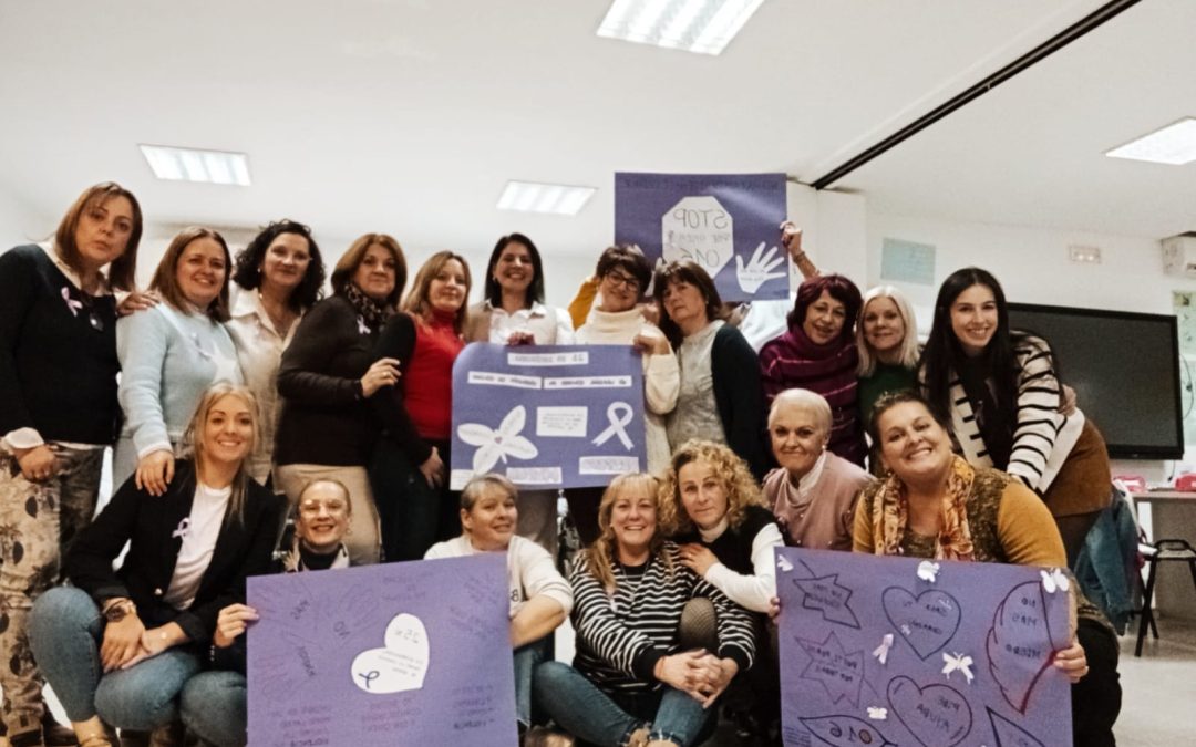 Las alumnas del PEF sociosanitario conmemoran el 25-N