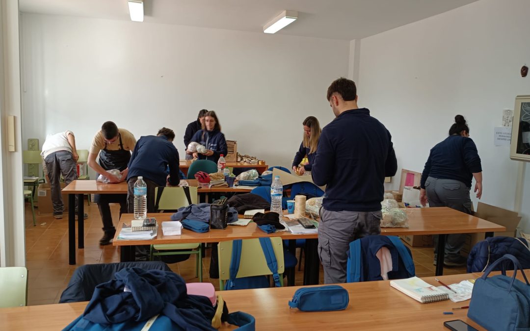 Los alumnos del PEF de Artesanía regalan cerámica a los establecimientos adheridos a la Campaña de Comercio