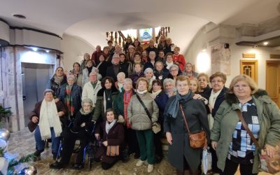 Mayores del Programa para la Prevención de la Soledad no Deseada disfrutan de una jornada navideña
