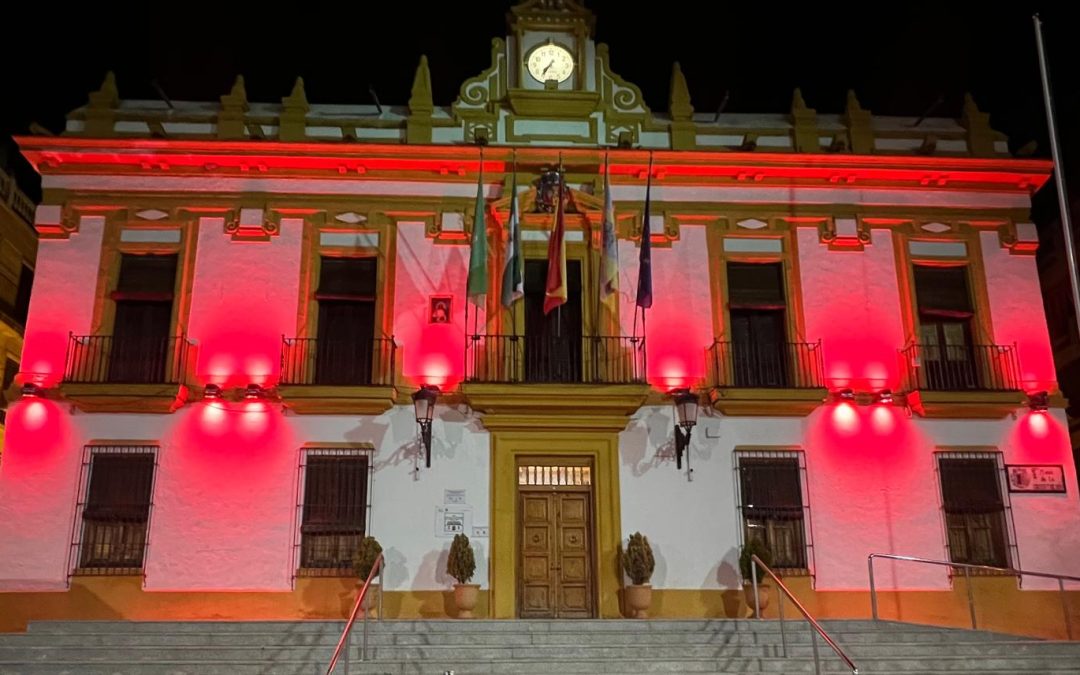 La fachada del Ayuntamiento se ilumina de rojo para conmemorar el cumpleaños del Rey Felipe VI