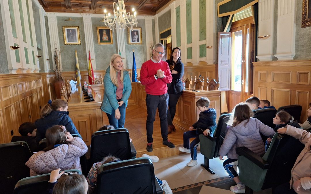 Los alumnos de 5 años del colegio Sagrado Corazón visitan el Ayuntamiento en el marco de su Semana Cultural