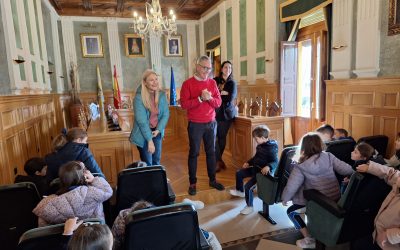 Los alumnos de 5 años del colegio Sagrado Corazón visitan el Ayuntamiento en el marco de su Semana Cultural