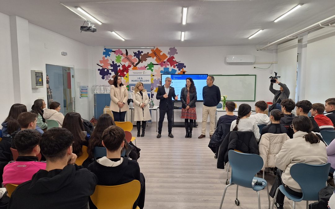 La delegada de Empleo, Empresa y Trabajo Autónomo imparte una charla sobre la artesanía a alumnado del IES ‘María Bellido’