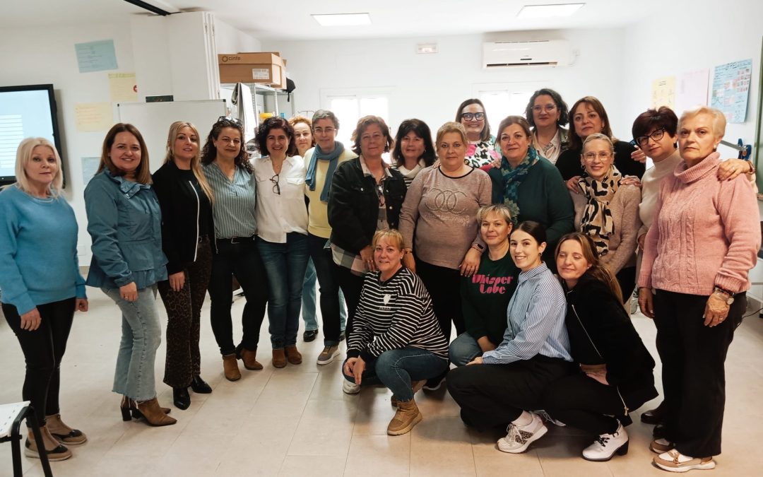 Profesionales del Centro de Salud imparten una charla de formación a las alumnas del PEF de Atención Sociosanitaria