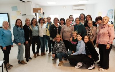 Profesionales del Centro de Salud imparten una charla de formación a las alumnas del PEF de Atención Sociosanitaria