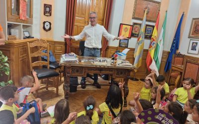 Los menores de Concilia Verano visitan a la Patrona y el Ayuntamiento