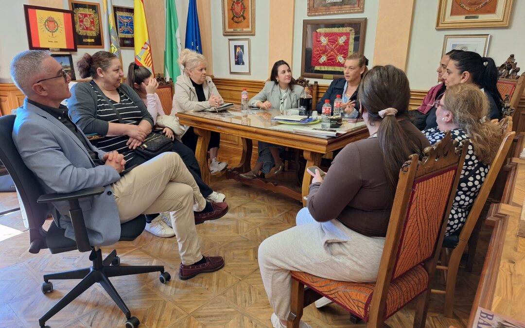 El alcalde de Bailén recibe a un grupo de mujeres gitanas impulsoras de la futura asociación Chachipé Calí