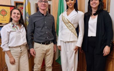 El alcalde de Bailén recibe a Aisha Tejada tras proclamarse Miss Grand Jaén