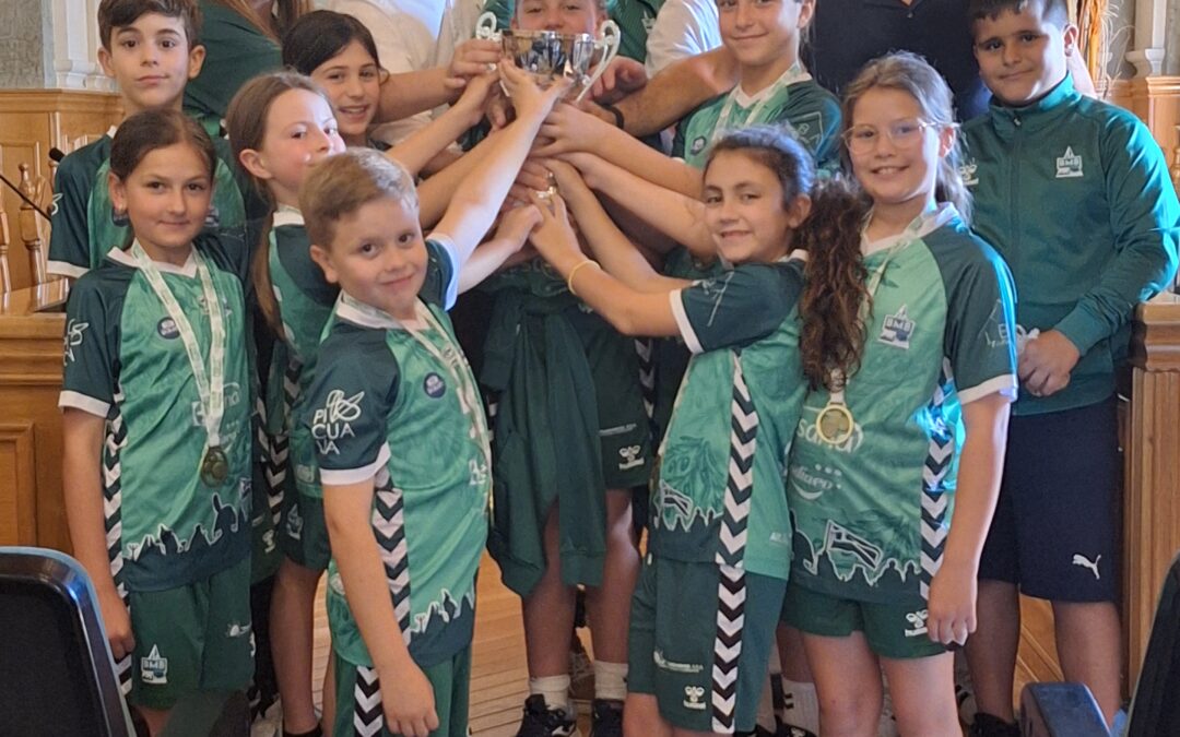 Reconocimiento al equipo Benjamín Femenino de balonmano tras proclamarse campeonas de Andalucía